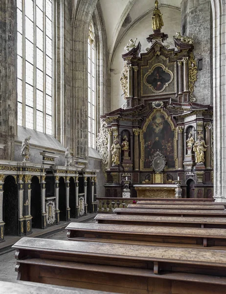 Lege stoelen en altaar in de St. Barbara kerk in Kutna Hora, Tsjechië — Stockfoto