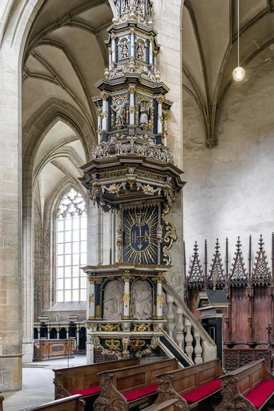 Oude lege leerling in de rooms-katholieke kerk — Stockfoto