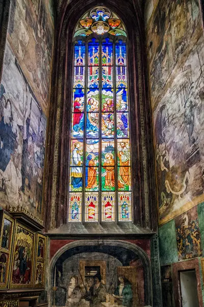 Vieja vidriera en la iglesia Santa Bárbara en Kutna Hora, República Checa repu —  Fotos de Stock