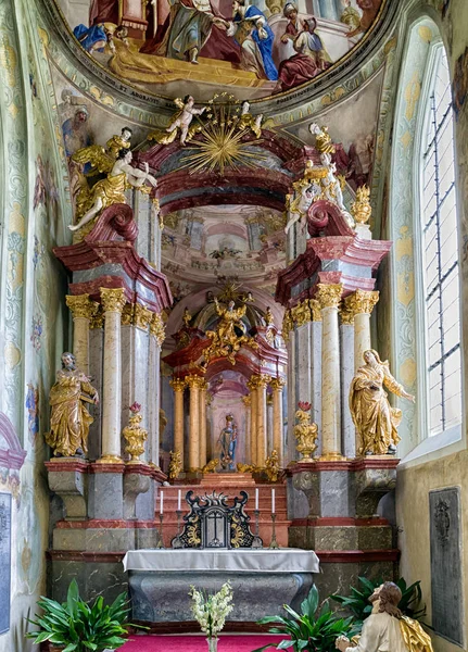 Altaret i barock kyrka — Stockfoto