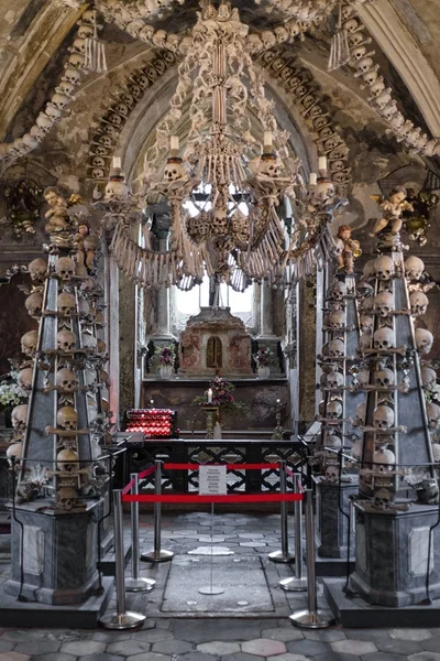 Schedels en botten in het ossuarium op Kutna Hora, Tsjechië — Stockfoto