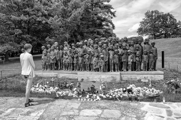 Woman watching on memorial of victims of the war in Lidice — Stock Photo, Image