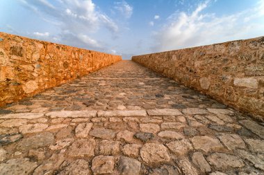 Venedik fortezza City Rethymno Crete Island - Yunanistan. Gökyüzü giden yol