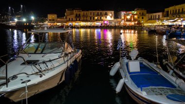 Rethymno, Girit - 20 Eylül: Teras restoranın on 20 Eylül 2017 yılında Rethymno City Port insanlarla dolu