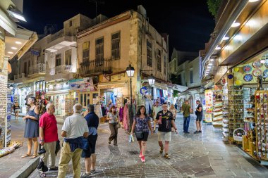 Rethymno, Girit - 20 Eylül: lane geceleri şehir merkezinde 20 Eylül 2017 yılında Rethymno alışveriş