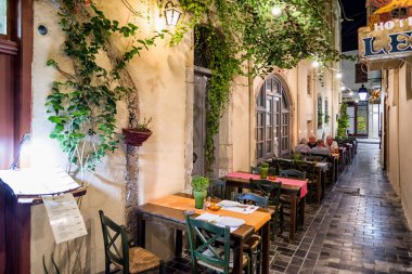 Rethymno, Girit - 20 Eylül: Teras restoran şehir merkezinde gece üzerinde 20 Eylül 2017 yılında Rethymno insanlarla dolu