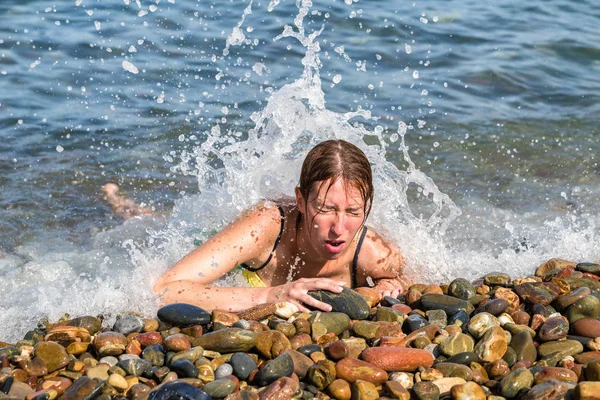 Mujer Acostada Playa Guijarros Bajo Las Olas — Foto de Stock
