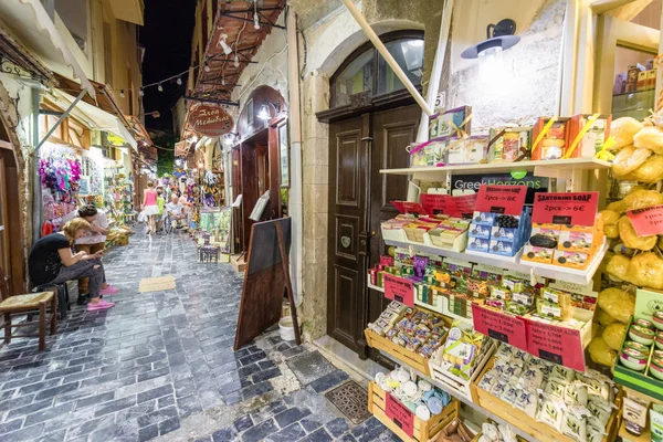 Rethymno Crete Septiembre Mujer Mirando Mercancía Frente Las Tiendas Del —  Fotos de Stock