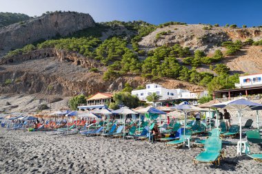 Şezlong ve şemsiye Crete Island, Yunanistan ile plaj