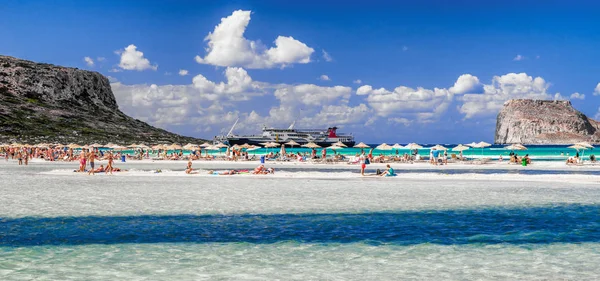 Prendere il sole sotto l'ombrellone nella laguna blu Balos, Creta - Grecia — Foto Stock