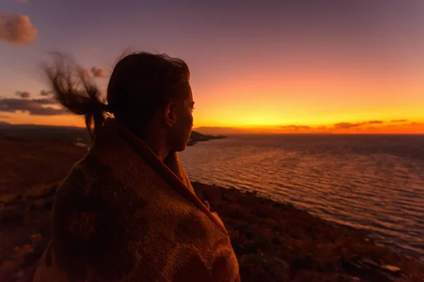 Mujer viendo atardecer — Foto de Stock