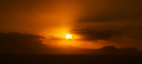 夕日と山々 のシルエット — ストック写真