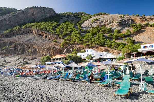 Beach with loungers and parasols at Crete island, Greece — Stock Photo, Image