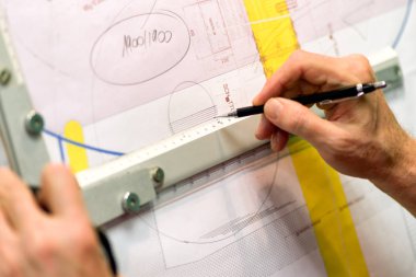 Çizim tahtasında çalışma mimar