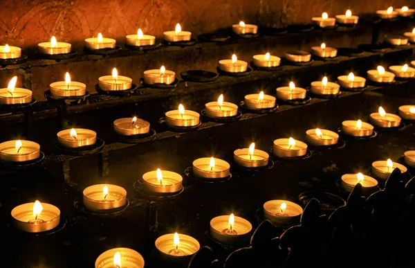 Velas encendidas en la iglesia —  Fotos de Stock