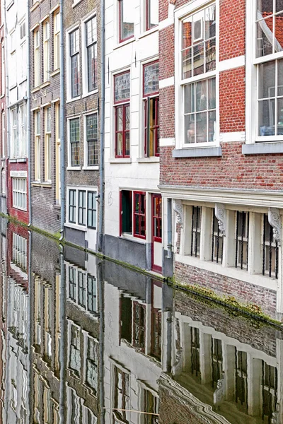 Canale dell'acqua in città Delft, Paesi Bassi — Foto Stock