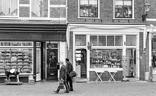Люди, пробудження в передній сувенірні та сир магазин Delft Нетер — стокове фото