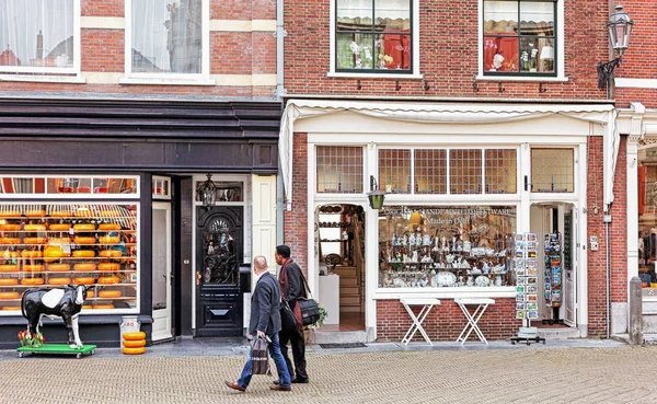 Des gens se réveillent devant une boutique de souvenirs et de fromages à Delft, aux Pays-Bas — Photo