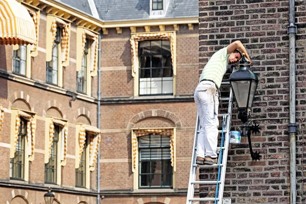 Travailleur bricoleur sur l'échelle — Photo