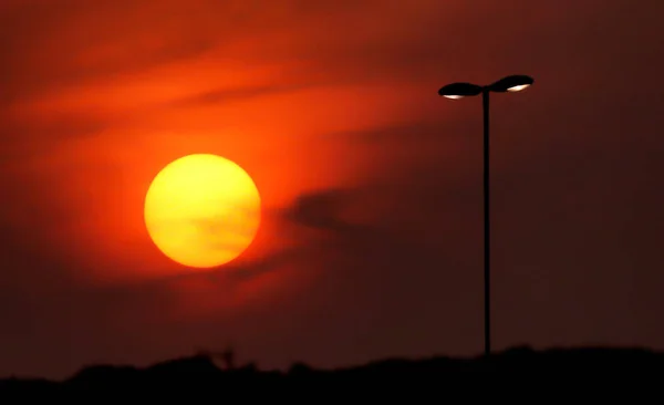 Велике сонце і барвистий захід сонця — стокове фото