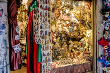 Geleneksel karnaval maske dükkanda