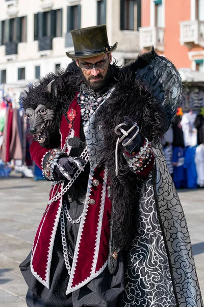 男子在服装在威尼斯 carneval 2018, 意大利 — 图库照片