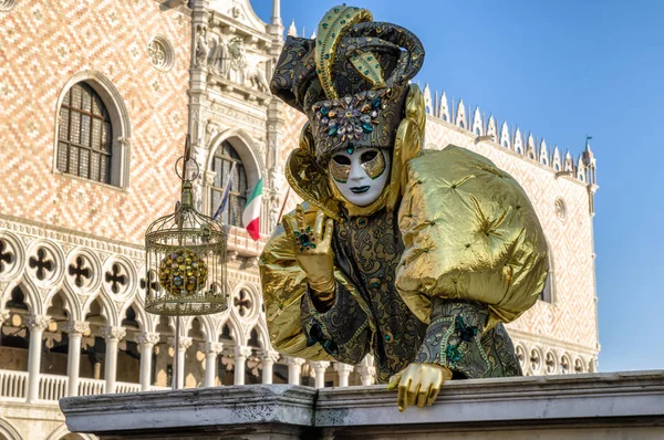 Maske karnaval Venedik 2018, yüz yüze. Doge Sarayı'nda — Stok fotoğraf