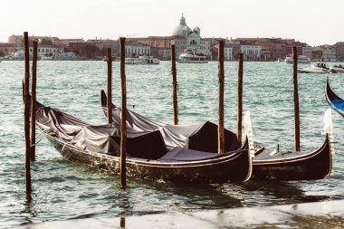 Venezia içinde park edilmiş gondol