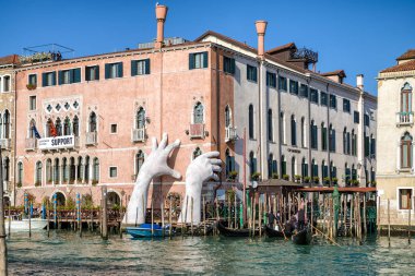 Heykel destek ve gondol Venedik, İtalya