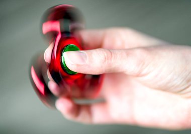 Elinde kırmızı topluca spinner detay