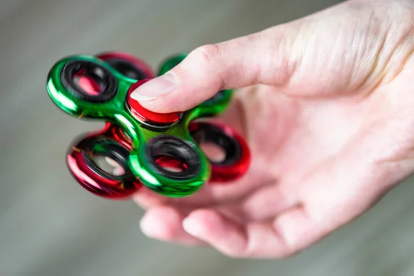 Fidgets spinner en la mano —  Fotos de Stock