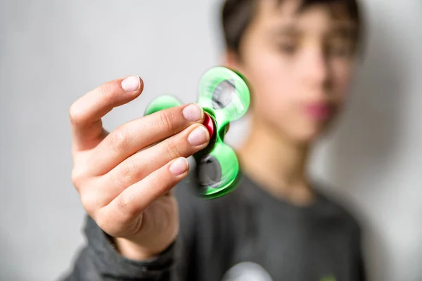 Ragazzo con spinner fidget in mano — Foto Stock