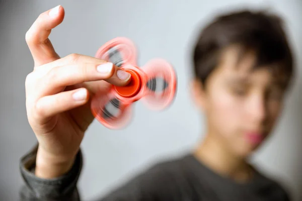 Ragazzo con la trottola in mano — Foto Stock