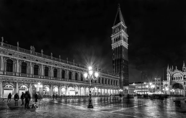 圣马克在威尼斯的 campanileat 之夜 — 图库照片