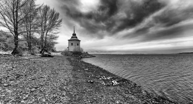 Şapel Gölü Liptovska Mara, Slovakya'nın kıyısında