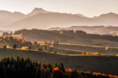 Güzel bir akşam ışığı dağlar