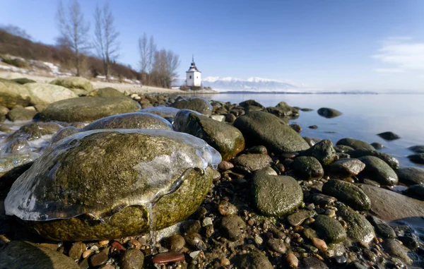 Sahnehäubchen auf Stein am Strand — Stockfoto