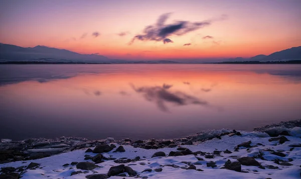 日の出と湖 — ストック写真