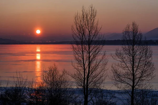 Sunrise and reflection on lake — Stock Photo, Image