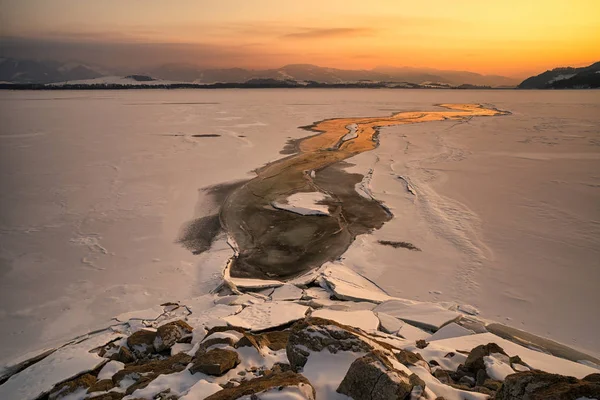 Crepúsculo colorido sobre lago congelado — Fotografia de Stock