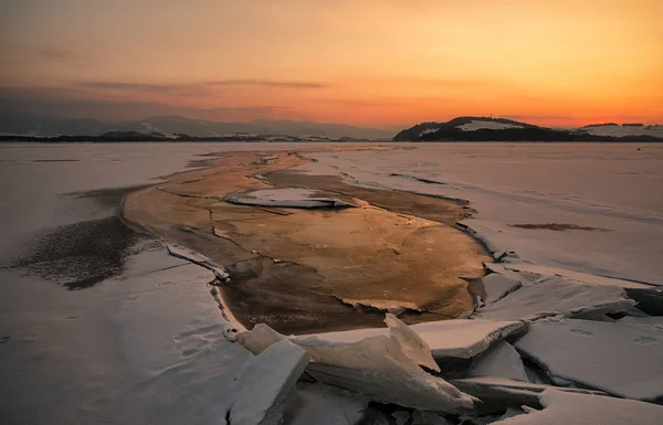 Crepúsculo colorido sobre lago congelado — Fotografia de Stock