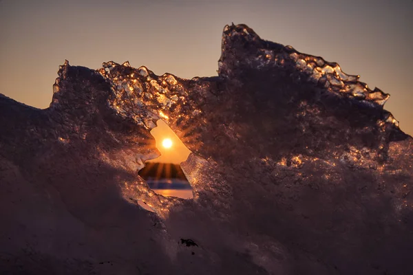 Οι ακτίνες του ήλιου μέσα από πάγο — Φωτογραφία Αρχείου