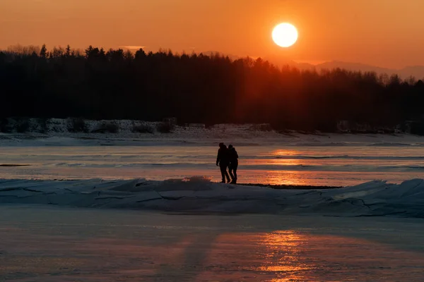 Sol e casal em uma caminhada — Fotografia de Stock
