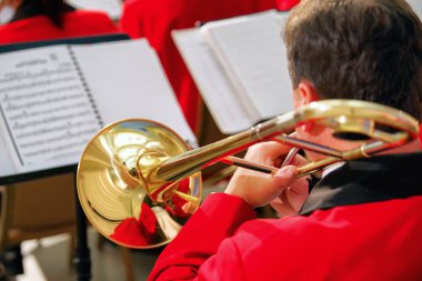 Trompet üzerinde oynarken müzisyen