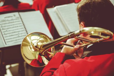 Trompet üzerinde oynarken müzisyen