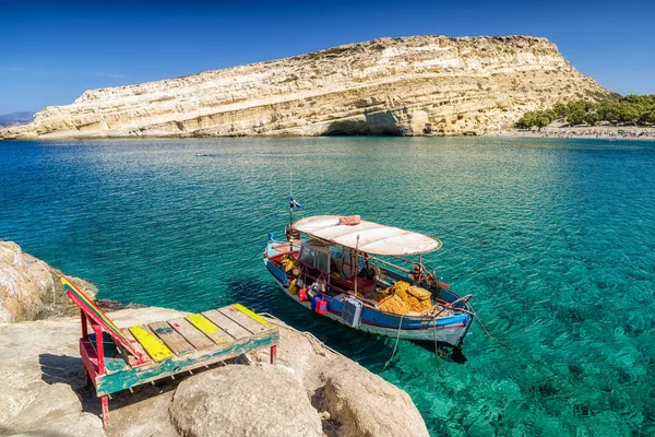 Czyste morze i łodzi w Matala resort. Crete, Grecja — Zdjęcie stockowe