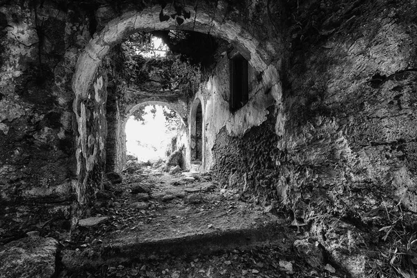 Ruines de maison en forêt — Photo