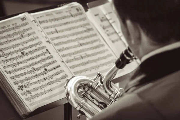 Músico tocando no saxofone — Fotografia de Stock