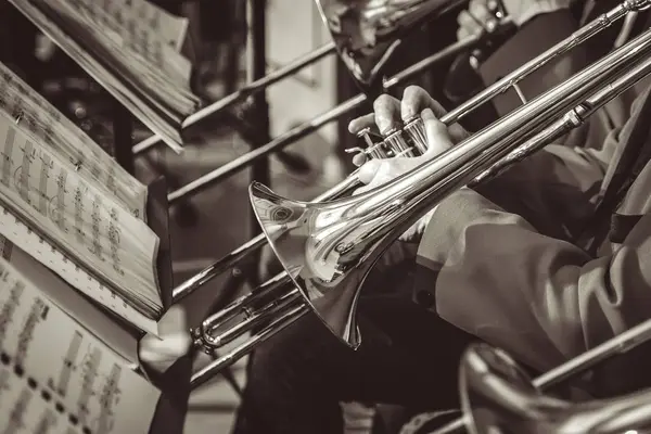 Musicien jouant sur trompette — Photo