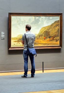Rijksmuseum Amsterdam resimde bakarak ziyaretçi